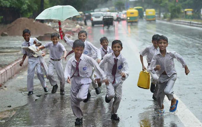 उत्तर पश्चिममा भारी बर्षा, आज दिल्लीका सबै बिधालय बन्द